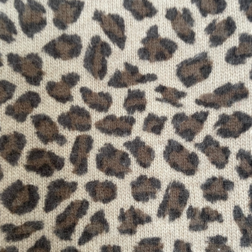 Ann Taylor wrap 80" !!  46% wool 22% angora 32% rayon. Smoke free.
No wear.